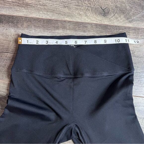SheFit Black Seamless Crossover Leggings Perforated Mesh Size Medium Capri Crop - Picture 8 of 9